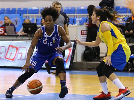 שניז ג'ונסון מול נועה זליבנסקי. (לירון מולדובן, באדיבות מנהלת ליגת העל לנשים בכדורסל)