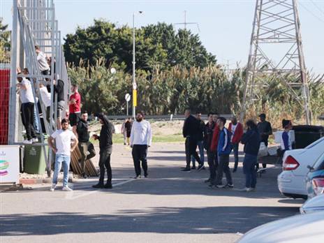 הגיעו למחות בזמן האימון (צילום: נוי אורן)