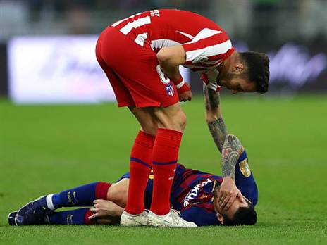 סאול מנחם את מסי אחרי עבירה קשה (getty)