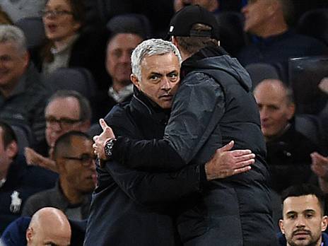 מוריניו וקלופ מתחבקים. (getty)