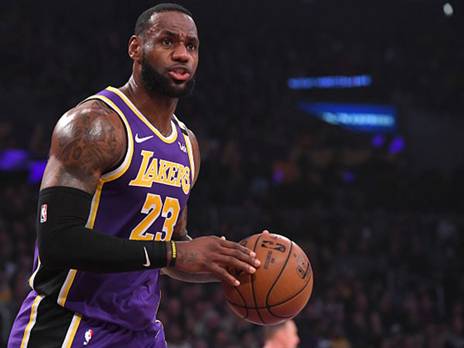 מסתכל קדימה וממשיך להוליך את הלייקרס בעונת שיא. לברון ג'יימס (GETTY)