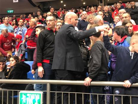 פרנקו. עלה להתחבק עם המשפחה ביציע