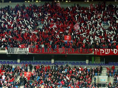 "כל עוד הם בהפועל, לא ייגעו בה עם מקל". האוהדים מארגון האולטראס (צילום: אלן שיבר)