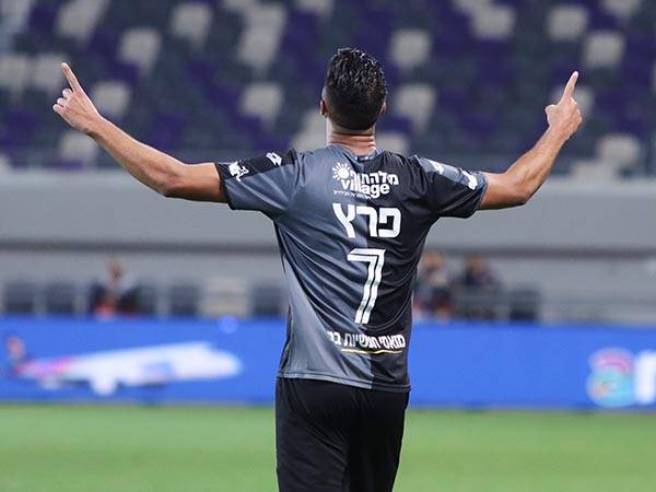 "שמח שחדרה הימרה עליי". פרץ חוגג במדים החדשים (צילום: דני מרון)