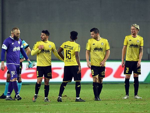 שחקני נתניה. צפויים לקבל את ההחלטה (ברני ארדוב)
