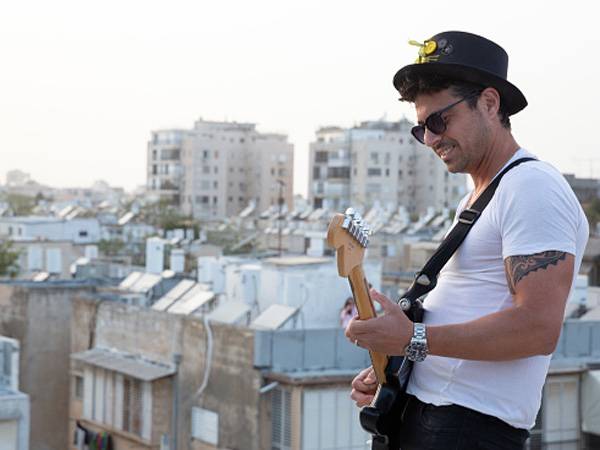 "מנסים להעביר את הזמן" (למצולם אין קשר לדוטארי)