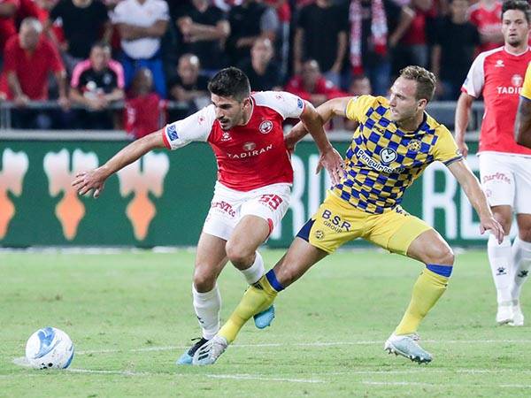 שחקני מכבי וב"ש. ישחקו גם לתוך הקיץ? (צילום: דני מרון)