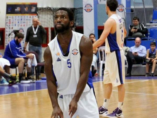 אנטוני, לא נתן לבעיית הגובה לעצור אותו