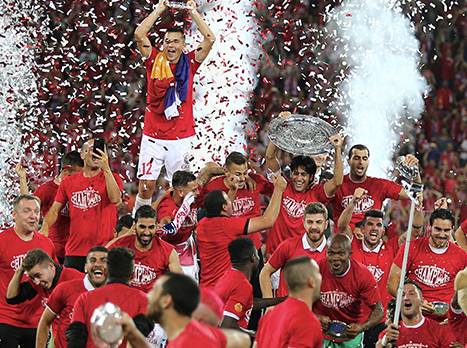 המשחק בו הקרח נשבר. שחקני ב"ש מניפים כתר היסטורי (צילום: אלן שיבר)