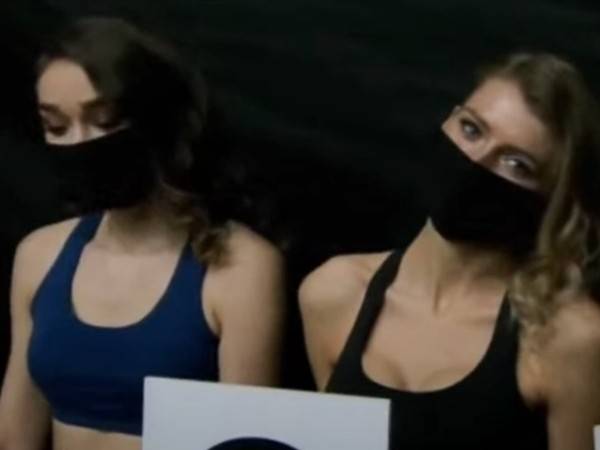 גם נערות הזירה במסכות