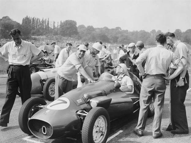 מוס במכונית פורמולה 2 לצד ג'ון קופר