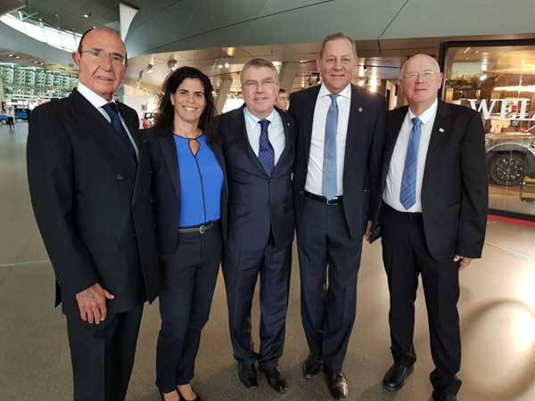 (בצילום מימין לשמאל: גילי לוסטיג, יגאל כרמי, תומס באך יו"ר ה-IOC, יעל ארד ואלכס גלעדי)