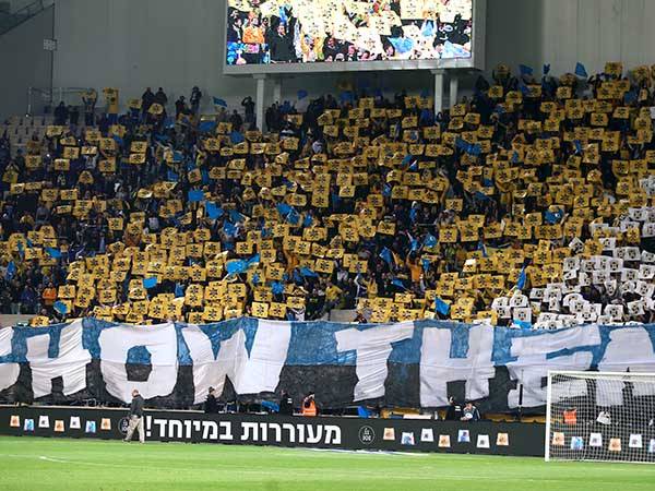 מכבי במחווה לקהל הצהוב (דני מרון)