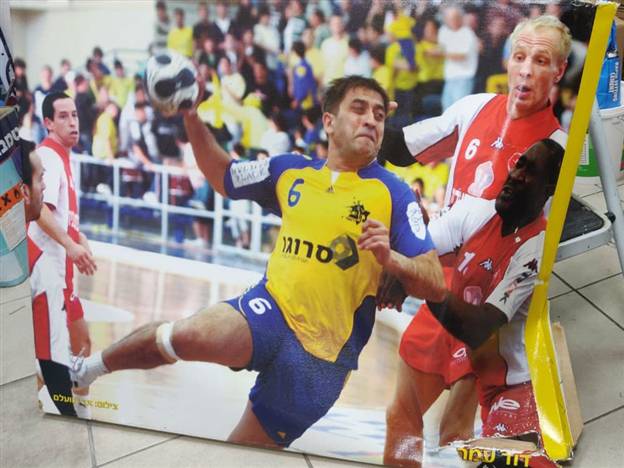 אחת התמונות שנהרסו ושנאלצו להוריד מהקיר בבית מכבי