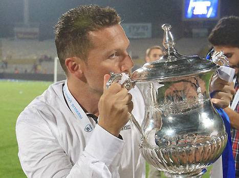 התואר הראשון כמאמן ראשי. בכר והגביע (צילום: אלן שיבר)