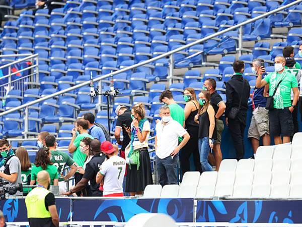 גם מקצת אוהדי סנט אטיין ביציע (getty)