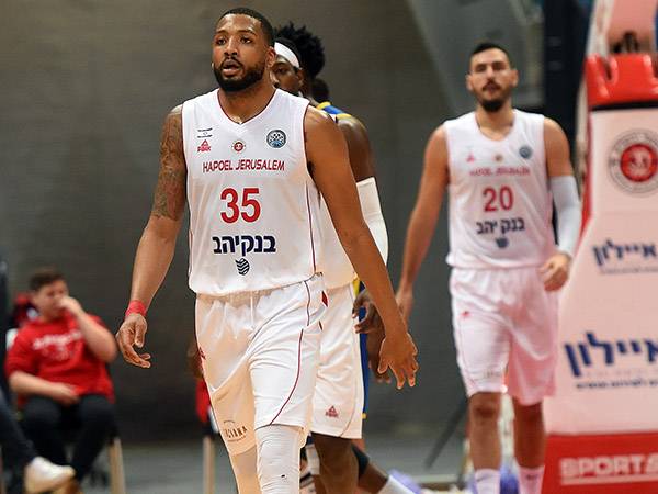 יגיע באיחור לישראל? תומאס (ברני ארדוב)