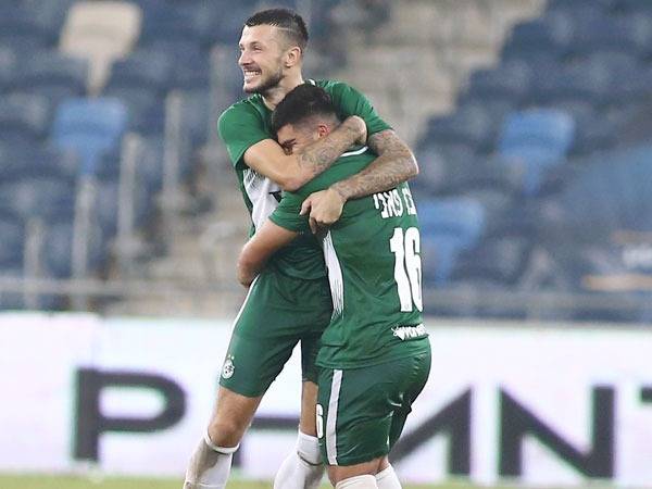 רוקאביצה חוגג את השער (אלן שיבר)