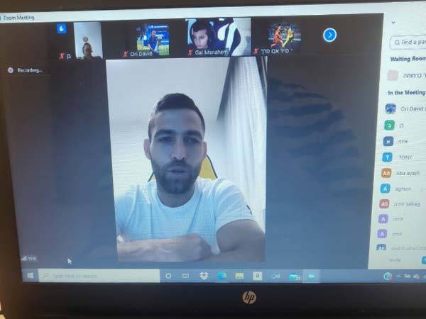 שכטר משוחח עם ילדי האקדמיה בזום