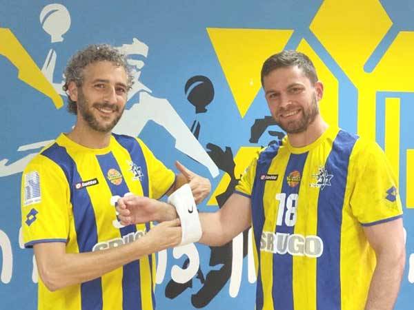 פרידמן, מימין, יהיה הקפטן אחרי שנאמן פרש (צילום: מכבי ראשל"צ)