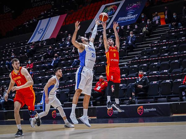 הספרדים צלפו מכל עבר. (FIBA)