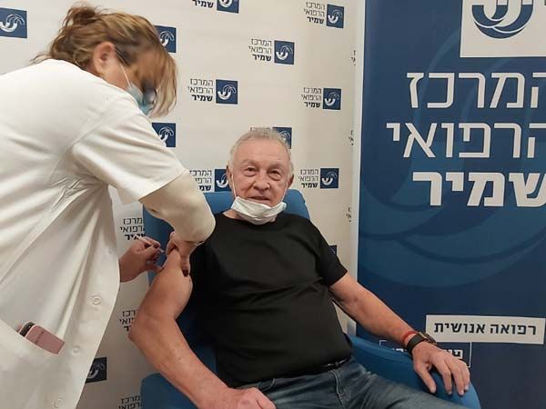 צביקה רוזן מקבל את החיסון. יוכל לבוא למשחקים?