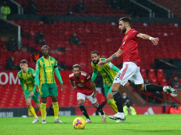 ברונו מתרכז בלהבקיע את הפנדלים שלו (GETTY)