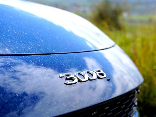 חלק מהשינויים העיצוביים נעוצים בהצגת ספרות המכונית על קצה החרטום, מחווה לדגמי העבר