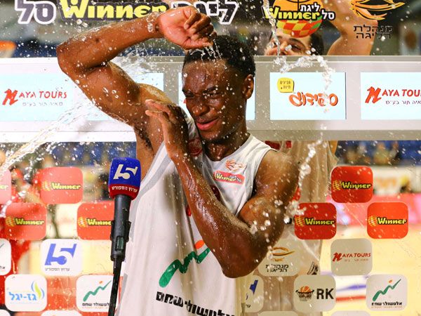 זכה למקלחת מהחברים. אגאדה (לירון מולדובן)