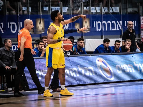 "שמח שניצחנו". ג'ונס (צילום: מנהלת הליגה)