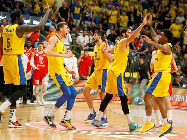 כספי חוגג עם חבריו. יתכן שזו הפעם האחרונה (אלן שיבר)