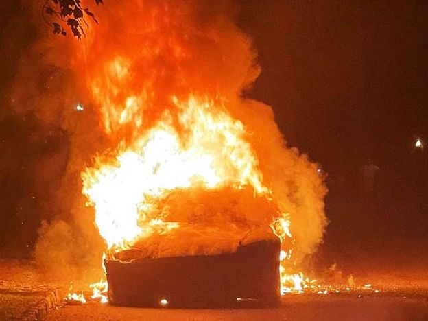 הטסלה עולה בלהבות (צילום: AFP)
