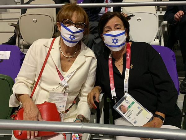 רומנו ושפיצר: "לא יכולות לעצור את הדמעות" (צילום: עמית שיסל)