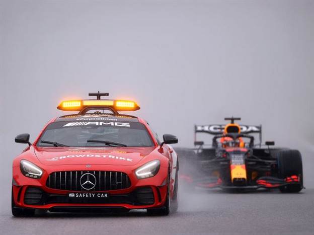 מקס וורשטאפן ולפניו מכונית הבטיחות של מרצדס. אחרי 2 הקפות, נגמר הסיפור