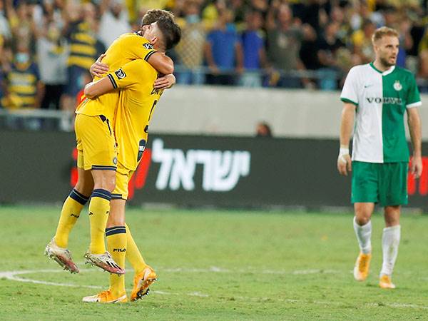 הראשון של הצהובים, עוד שלושה לפנינו (אלן שיבר)