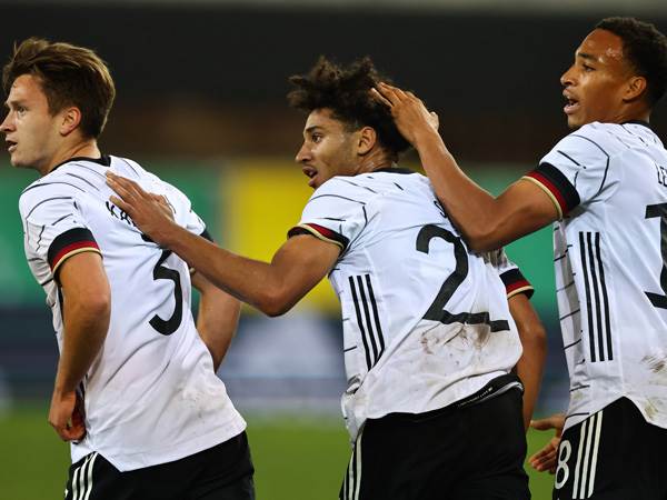 שאדה חוגג עם לוולינג וקאטרבאך את ה-2:2 (Getty)