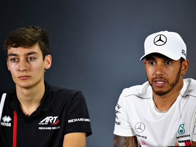 ראסל משמאל  לצד המילטון. מקבוצת וויליאמס ל-מרצדס (צילום: Gety)