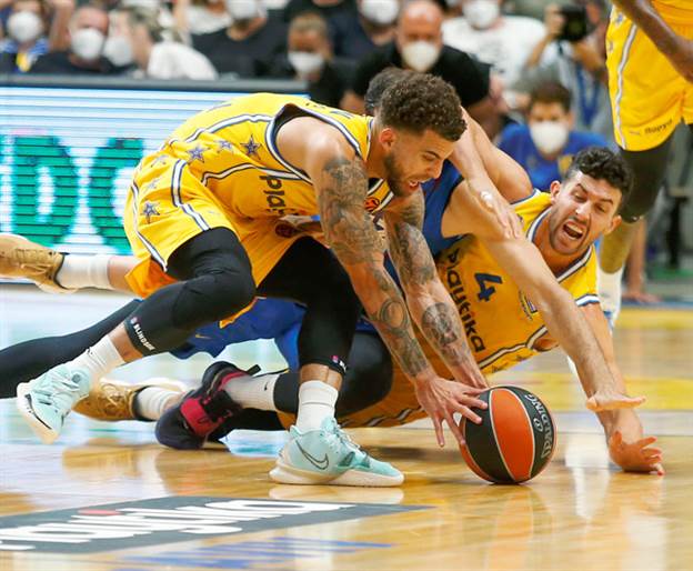 "פשוט עבדנו קשה". שחקני מכבי בפוזה אופיינית (צילום: אלן שיבר)