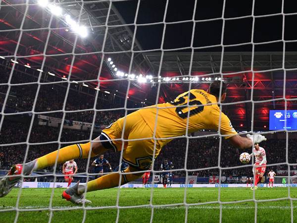 דונארומה עוצר פנדל בליגת האלופות (Getty)