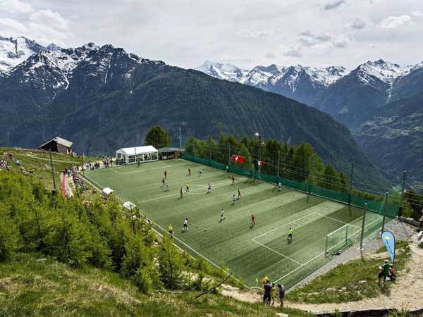 עם האלפים ברקע, 2000 מטר מעל לגובה הים בשווייץ