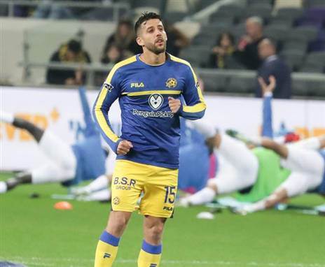 מיכה במדי מכבי ת"א.  יש לו קייס? (אלן שיבר)