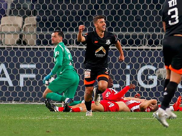 איליי מדמון חוגג. משחק נפלא שלו (אלן שיבר)