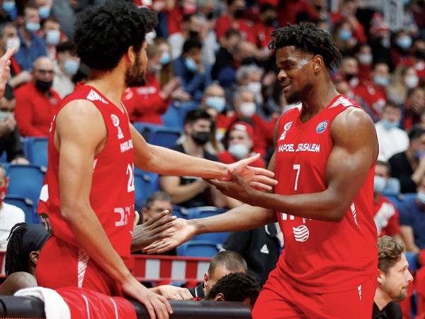 אסף שלושה ריבאונדים. ג'ון אגבונו (אלן שיבר)