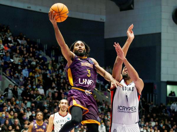 הוביל את הסגולים לשלב הבא. סמית' (אלן שיבר)