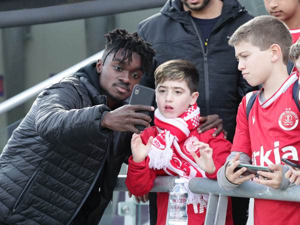 בואטנג בימים אחרים עם אוהדי הפועל (דני מרון)