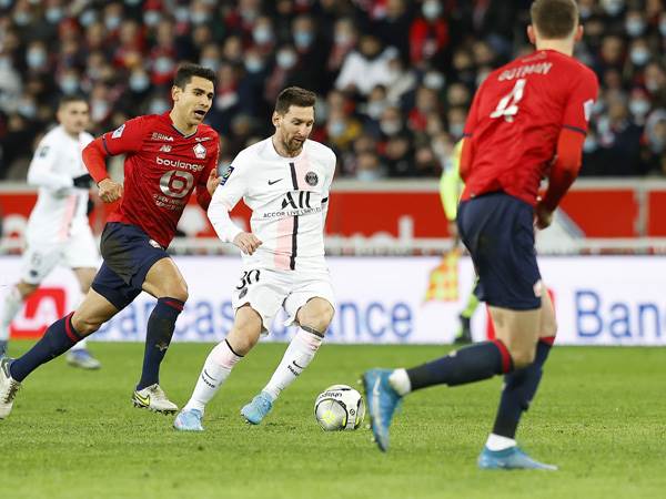 ליאו מסי ופ.ס.ז' פוגשים את ליל. שתי הקבוצות נמצאות בקצוות שונים של הטבלה (GETTY)