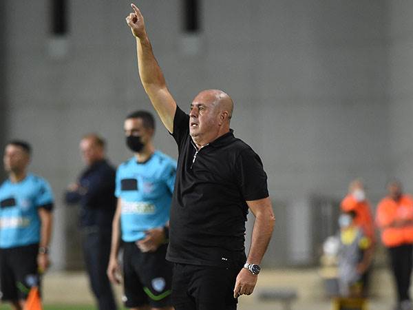 מתלבט לגבי ההרכב. בני לם (צילום: ברני ארדוב)