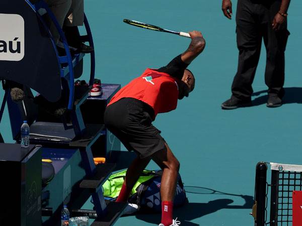 קיריוס בפוזיציה שמזכירה את אודיסאה בחלל (Getty)