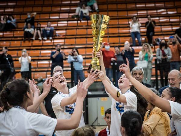 תואר שלישי ברציפות. הבנות בראשל''צ מאושרות (קרדיט: עודד קרני, איגוד הכדורסל)