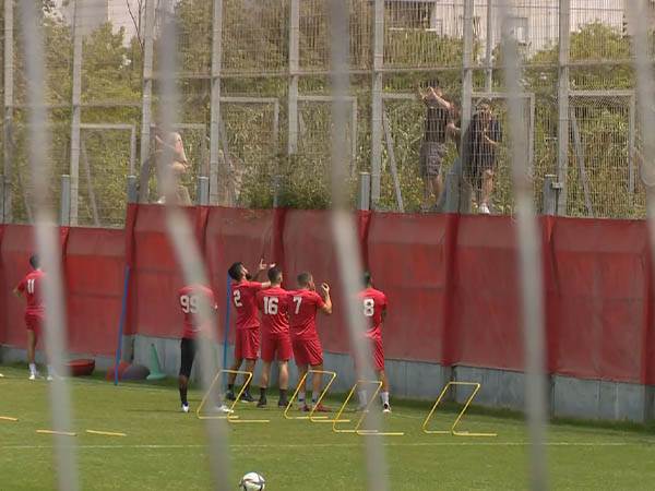 השחקנים עזבו את האימון כדי לדבר עם האוהדים